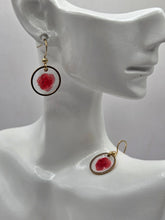 Boucles d’oreilles dorées artisanales avec résine, bijou fait main