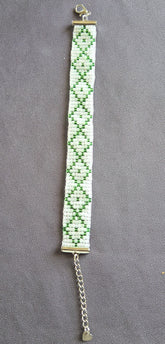 bracelet large en blanc et vert par les elegantes de steph