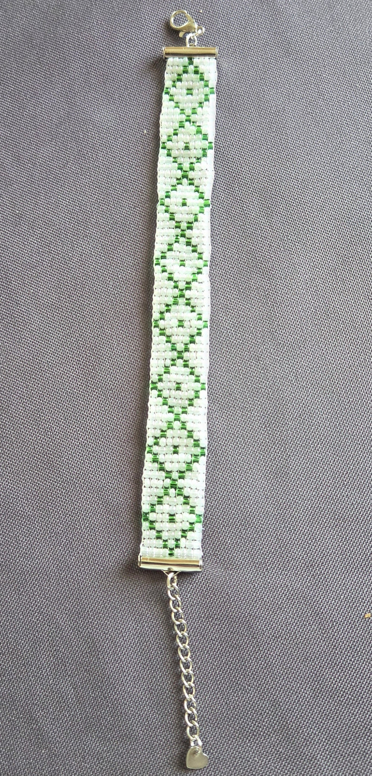 bracelet large en blanc et vert par les elegantes de steph