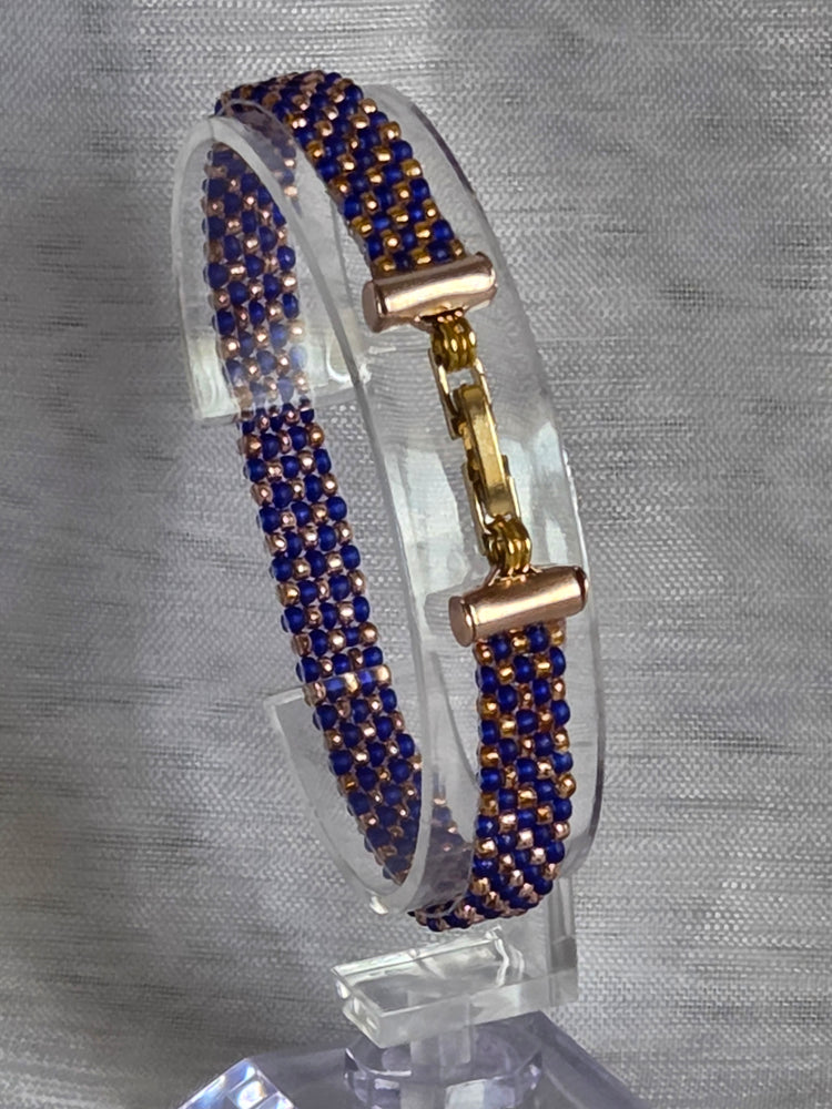 bracelet fin dore et bleu en perle de rocailles 