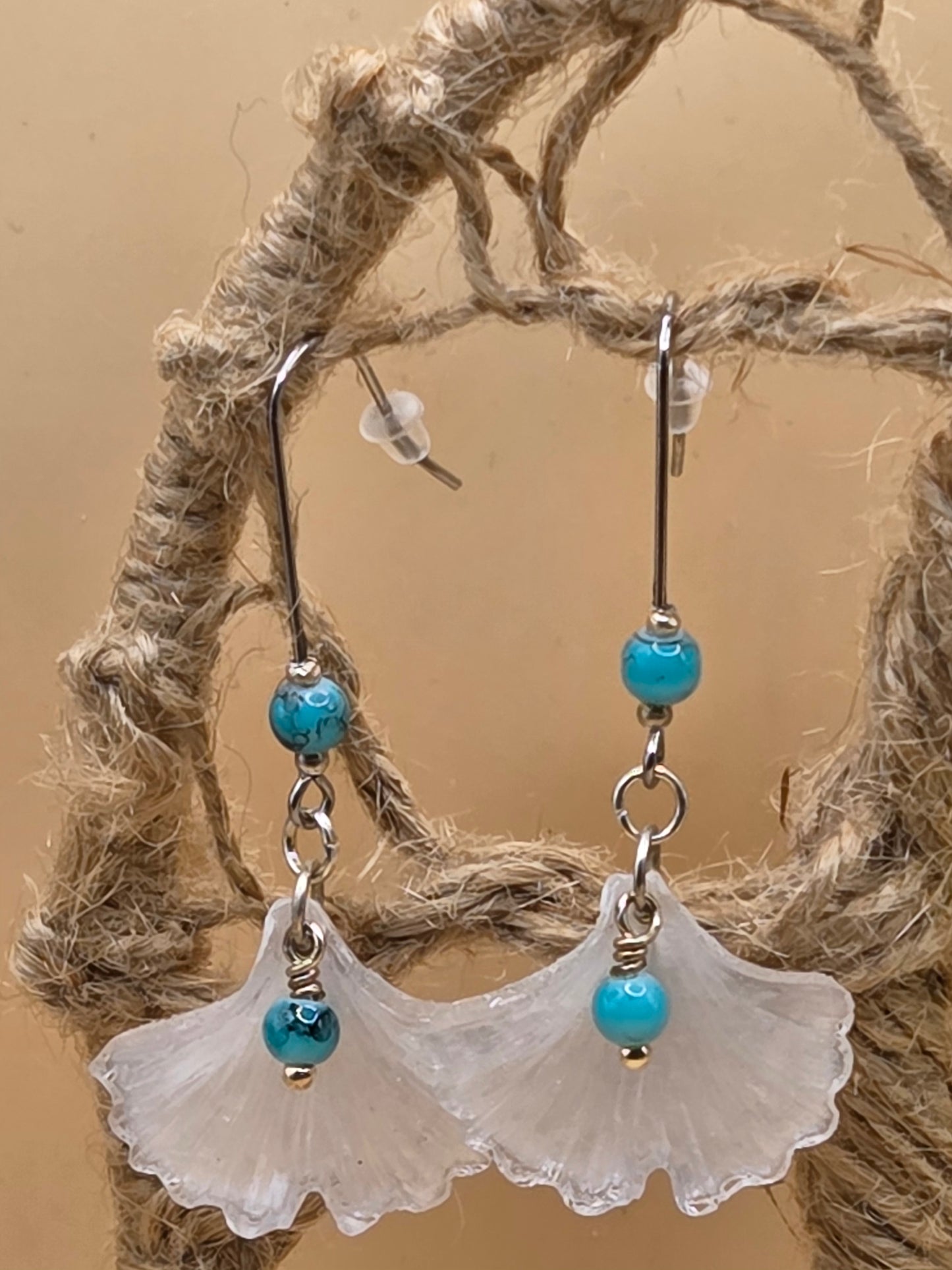 Boucles d'oreilles argentées Fait Main avec résine et perle