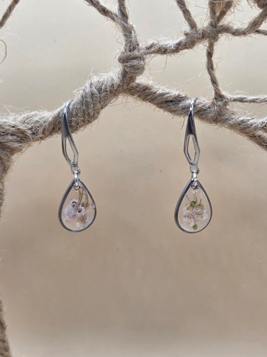 Boucles d'oreilles argentées Fait Main avec fleurs et résine