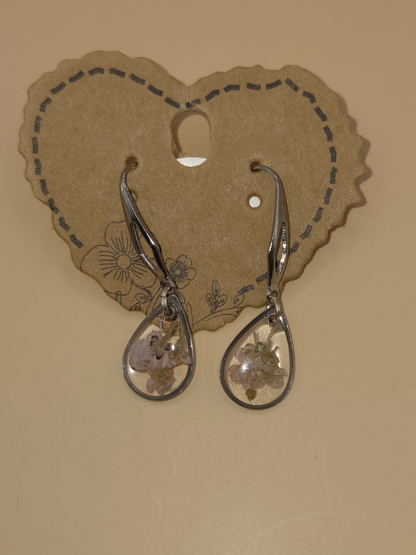 Boucles d'oreilles argentées Fait Main avec fleurs et résine