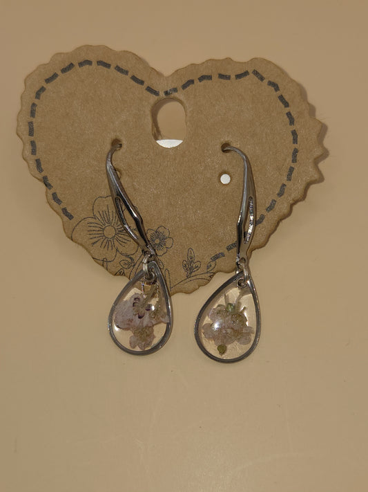 Boucles d'oreilles argentées Fait Main avec fleurs et résine