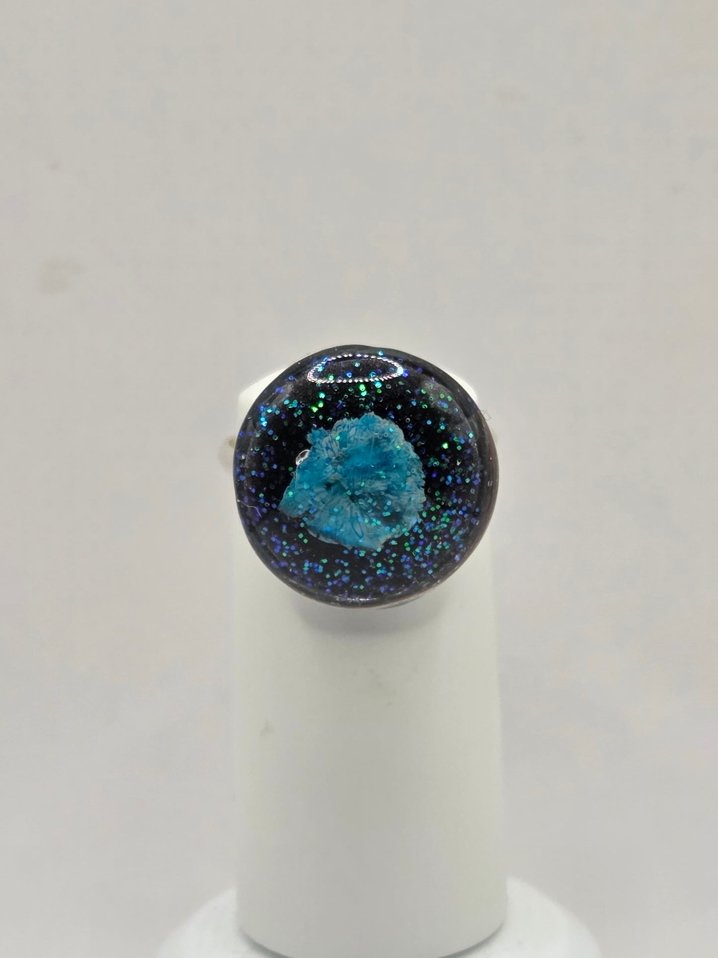 Bague ajustable dorée Fait Main, fleur mauve sur son lit nacrée blanc