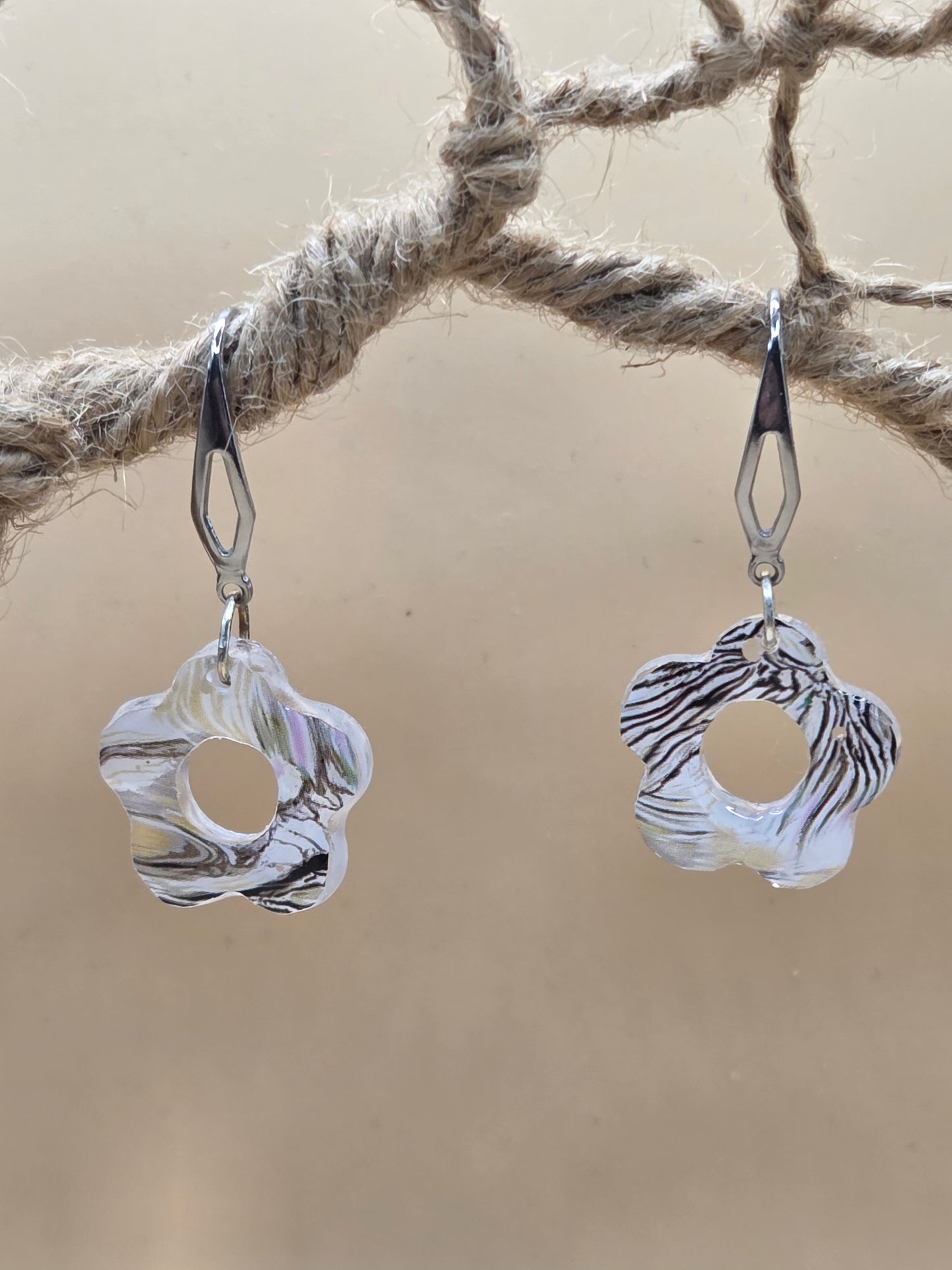 Boucles d'oreilles argentées Fait Main avec fleurs type pampille