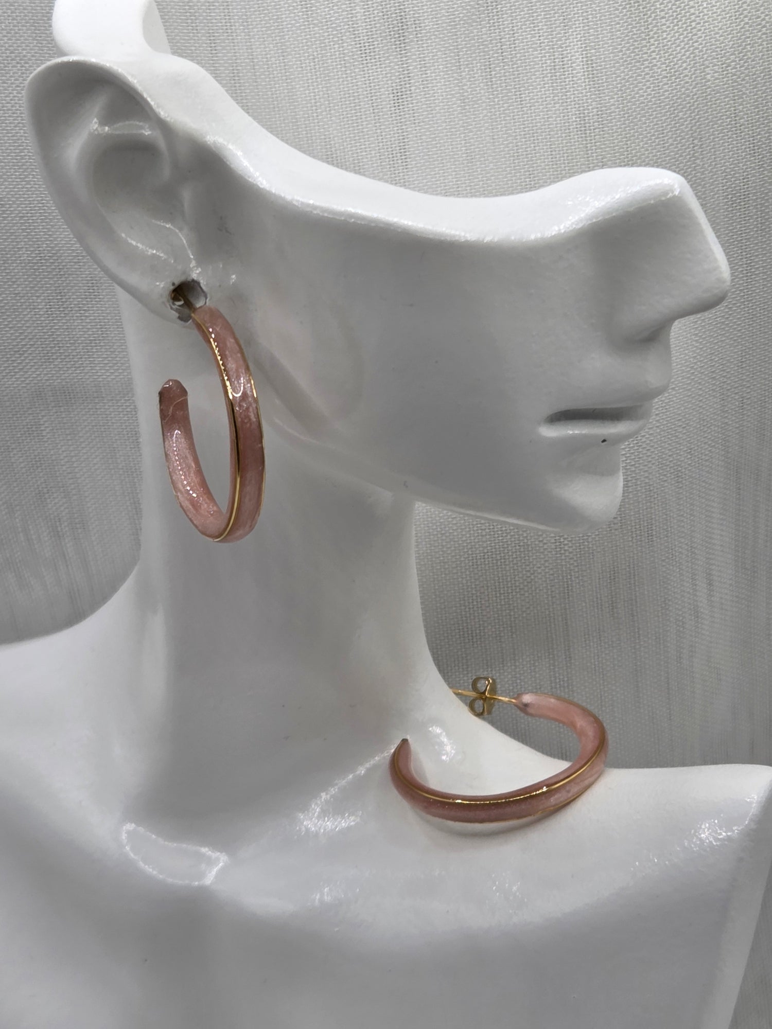Boucles d’oreilles créoles rose clair nacrées, bijou fait main cadeau femme
