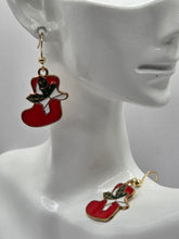 Boucles d’oreilles Noël bottes rouges et verts dorées, bijou festif assemblage main