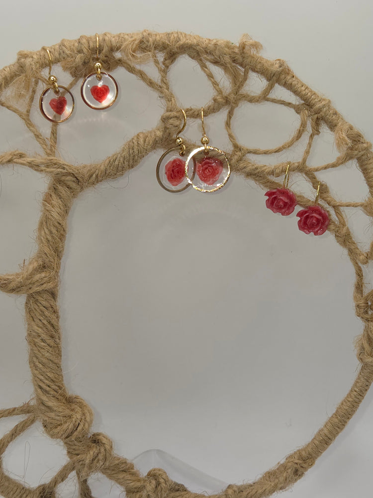 Boucles d’oreilles dorées artisanales avec résine, bijou fait main