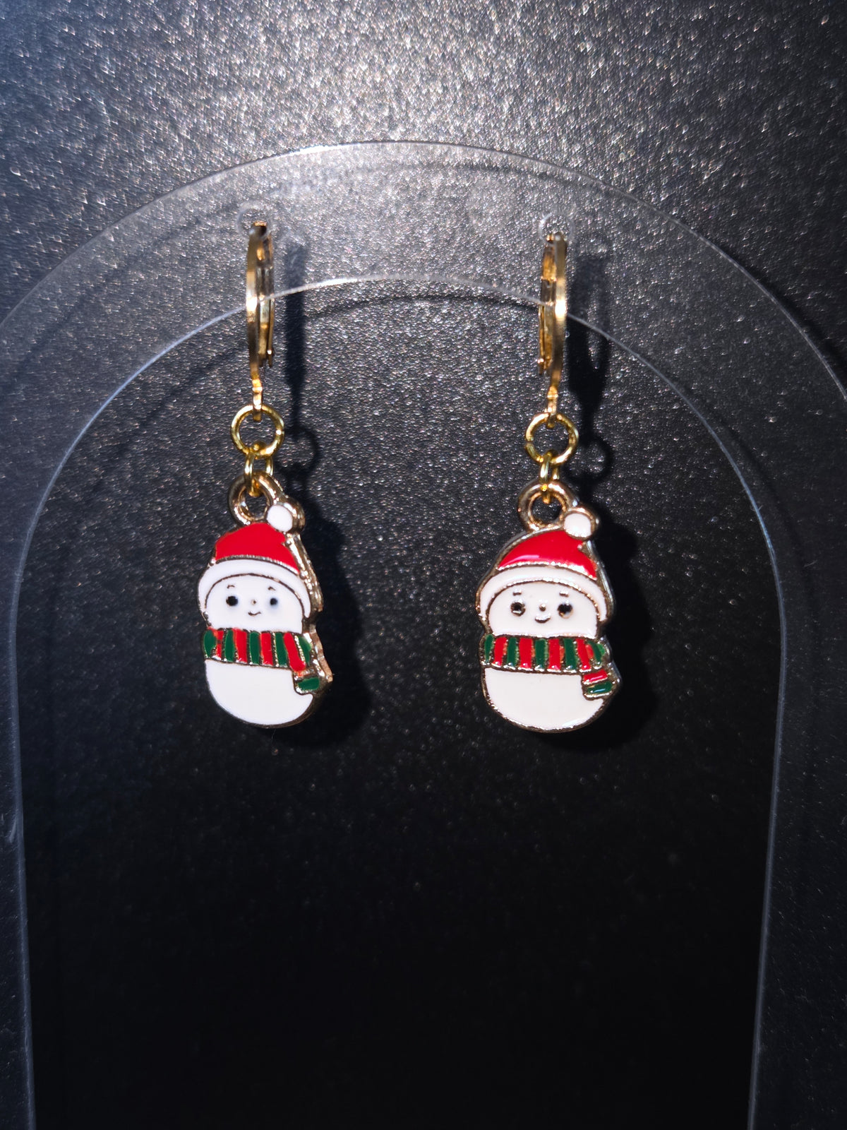 Boucles d’oreilles de Noël en forme de bonshommes de neige, avec bonnets rouges, écharpes rouges et vertes et attaches dorées
