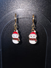 Boucles d’oreilles de Noël en forme de bonshommes de neige, avec bonnets rouges, écharpes rouges et vertes et attaches dorées